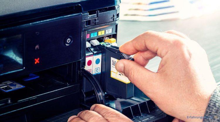 Druckerpatronen werden im Drucker eingesetzt