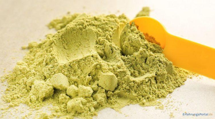 grünes Pulver mit einem gelben Dosierlöffel