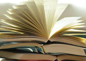 aufgeschlagene Bücher liegen übereinander