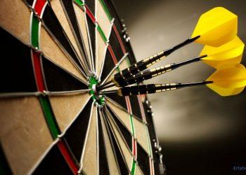 In einer Dartscheibe stecken drei Dartpfeile