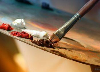 Eine Palette mit Farben und Pinsel