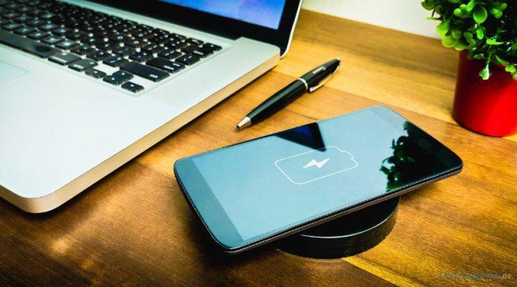 Kabelloses laden eines Handys