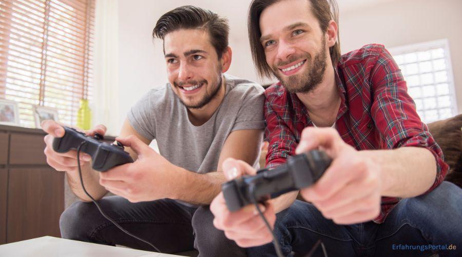 zwei Männer spielen ein Videospiel
