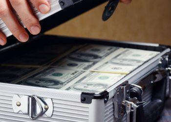 Ein Koffer, der mit Geld gefüllt ist, wird geöffnet