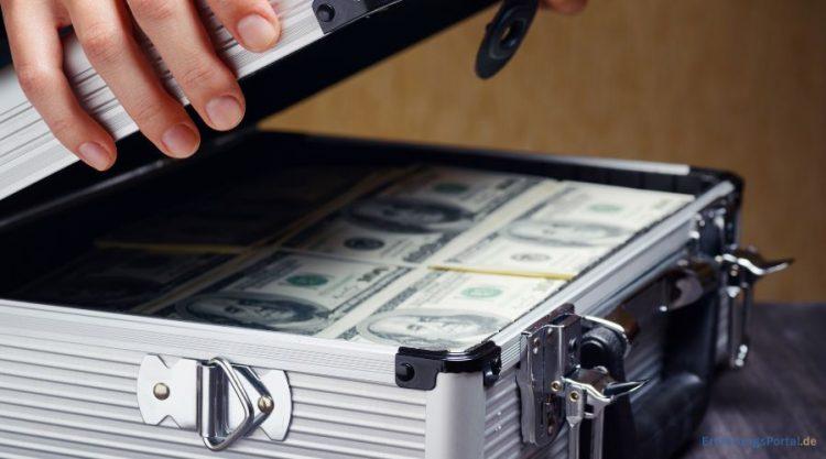 Ein Koffer, der mit Geld gefüllt ist, wird geöffnet
