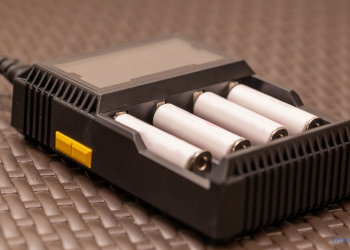 Akku Ladegerät mit Akkus