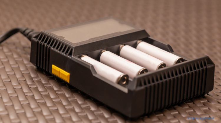 Akku Ladegerät mit Akkus