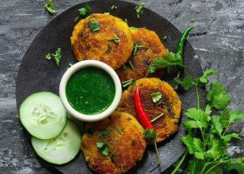 Bratlinge wurden mit Dip und Gurke angerichtet