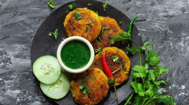 Bratlinge wurden mit Dip und Gurke angerichtet