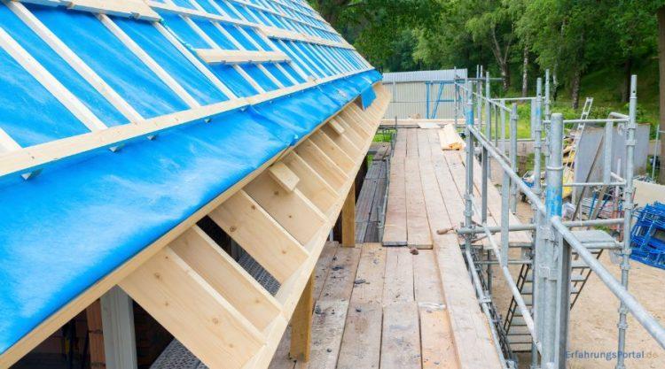 Hausdach wird neu gedeckt