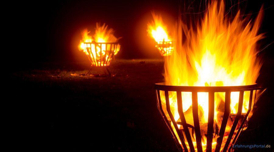brennendes Lagerfeuer in Feuerkörben
