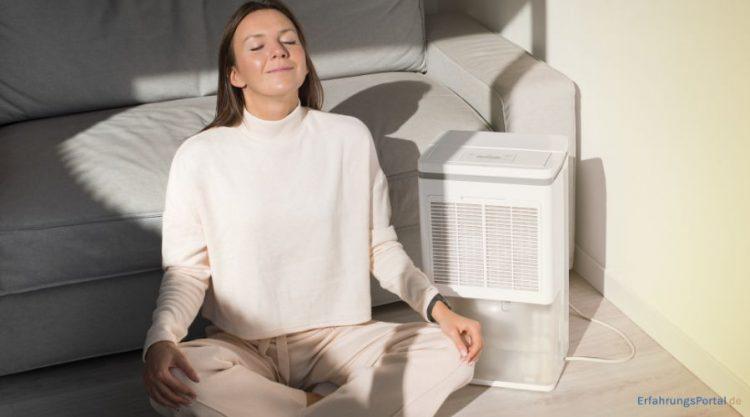 Frau sitzt neben einem Luftreiniger
