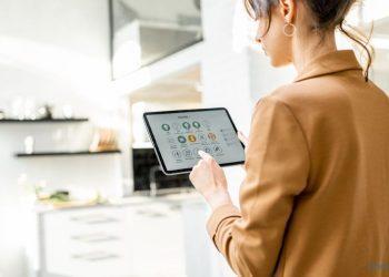 Eine Frau hält ein Tablet in der Hand
