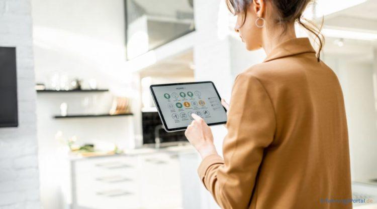 Eine Frau hält ein Tablet in der Hand
