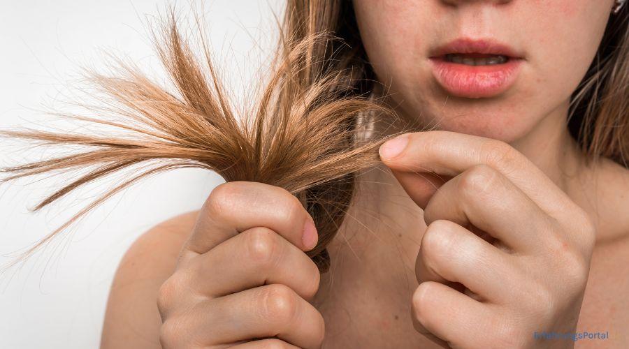 Frau untersucht ihre Haare nach Schäden