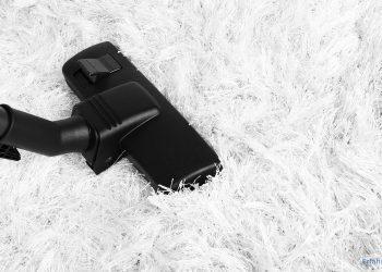 Staubsauger auf einem Weißen Teppich