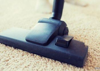 Staubsauger auf einem Teppich