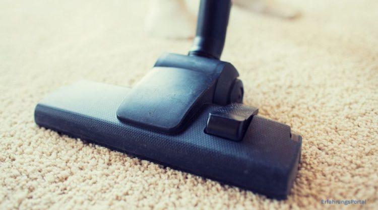 Staubsauger auf einem Teppich