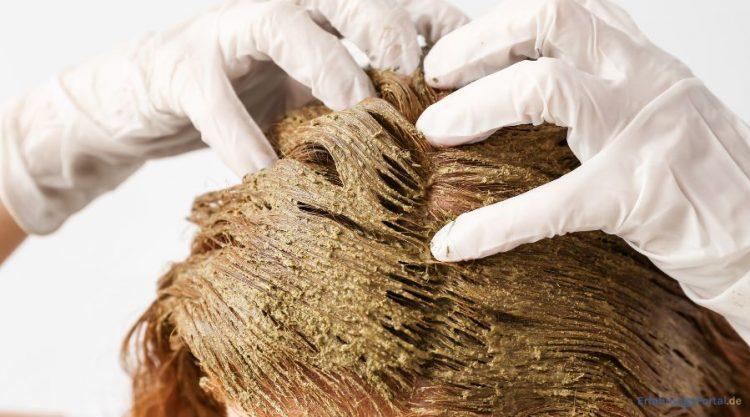 Frau färbt sich ihre haare mit Pflanzenhaarfarbe