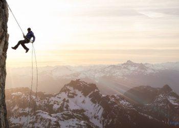 Es seilt sich jemand von einer Felswand ab
