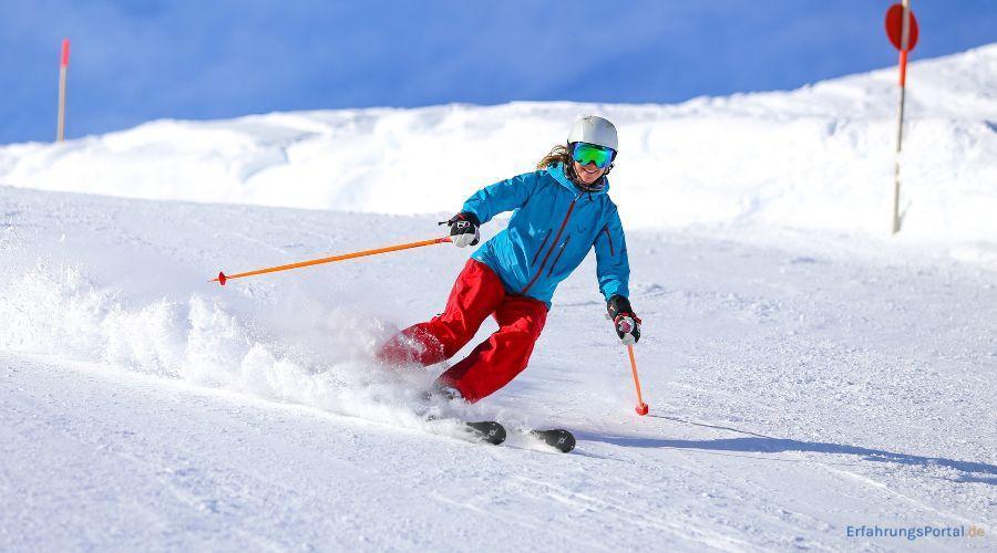 Eine Frau fährt in Skikleidung Ski