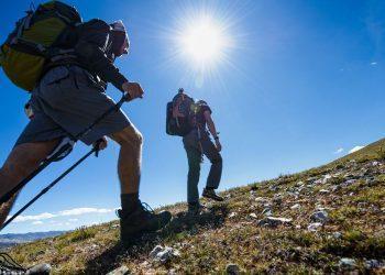 Zwei Leute wandern einen Berg hoch