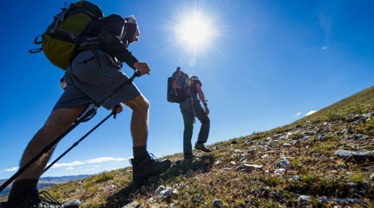 Zwei Leute wandern einen Berg hoch