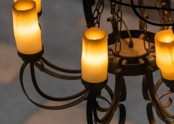 historischer Kronleuchter mit Kerzen