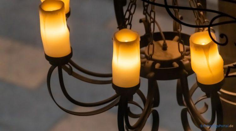 historischer Kronleuchter mit Kerzen