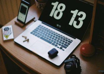 Der Laptop zeigt die Uhrzeit an