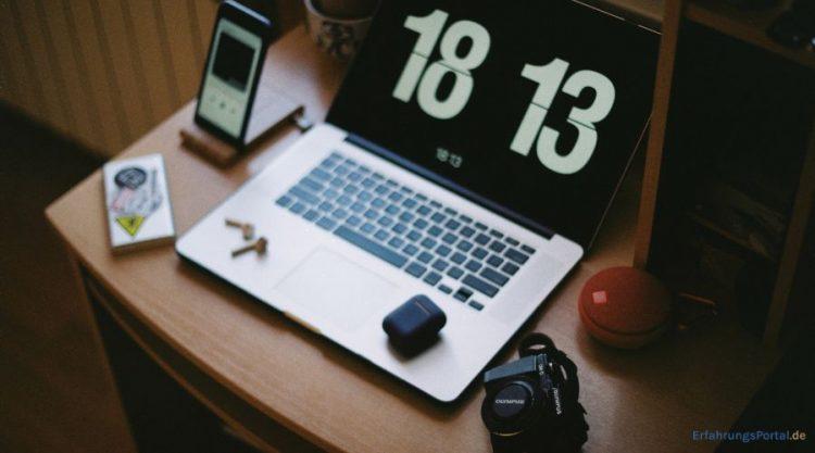 Der Laptop zeigt die Uhrzeit an