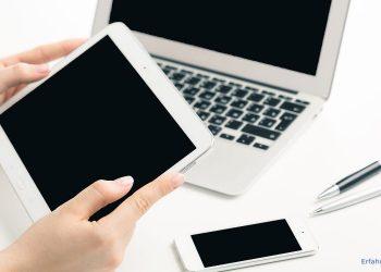 Frau hält ein Tablet in der Hand