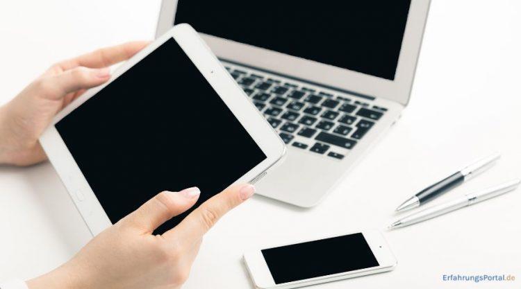 Frau hält ein Tablet in der Hand