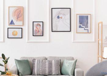 eingerahmte Poster über einem Sofa