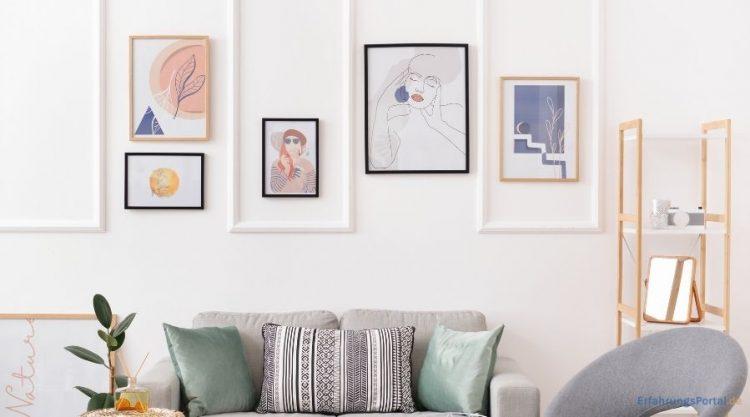 eingerahmte Poster über einem Sofa