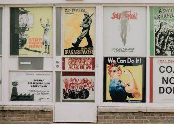 verschiedene eingerahmte Poster