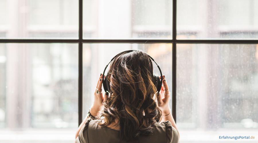 Frau hört mit Ihren Kopfhörern Musik