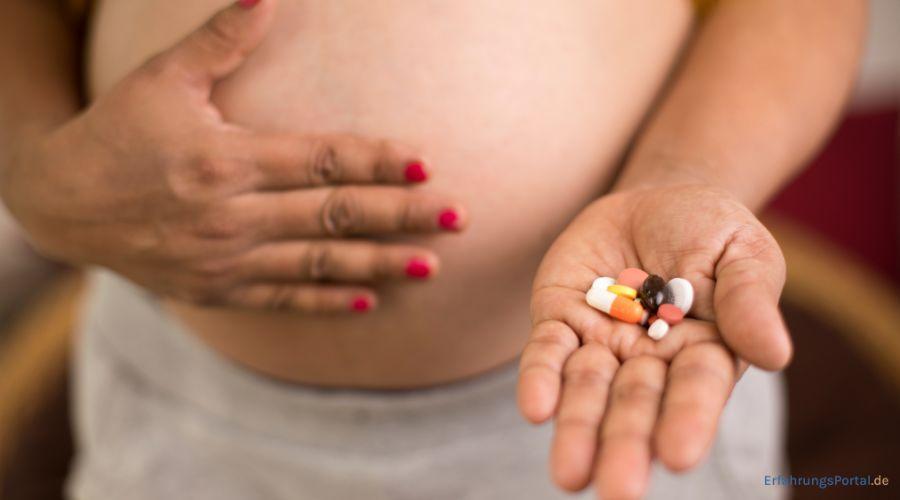 Schwangere Frau hat Nahrungsergänzungsmittel in den Händen