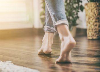 Frau läuft über den Boden