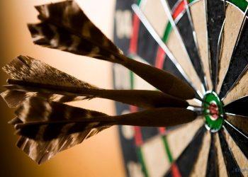 Dartpfeile auf einer Dartscheibe