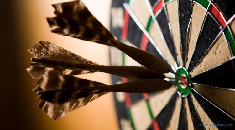 Dartpfeile auf einer Dartscheibe