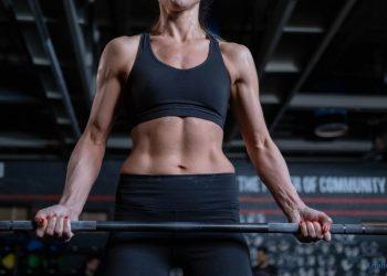 Frau beim Gewichttraining