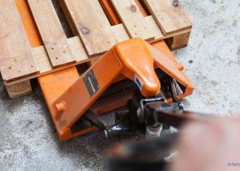 Palette auf einem Hubwagen