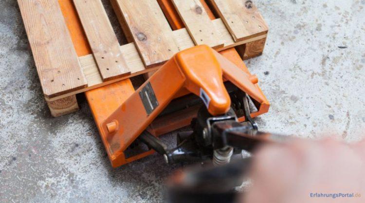 Palette auf einem Hubwagen