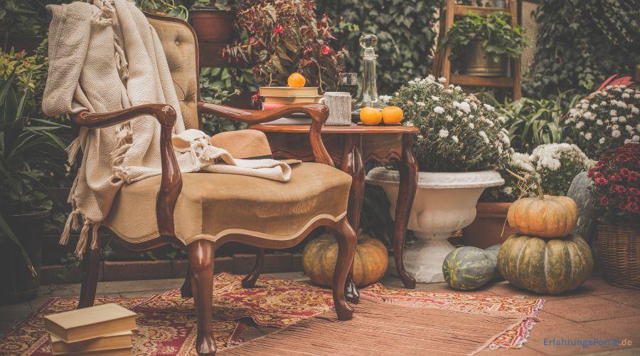 Gartengestaltung mit einem Antiken Tisch und Sessel