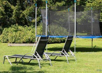 Trampolin und Liegestühle