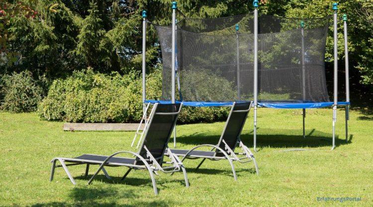 Trampolin und Liegestühle