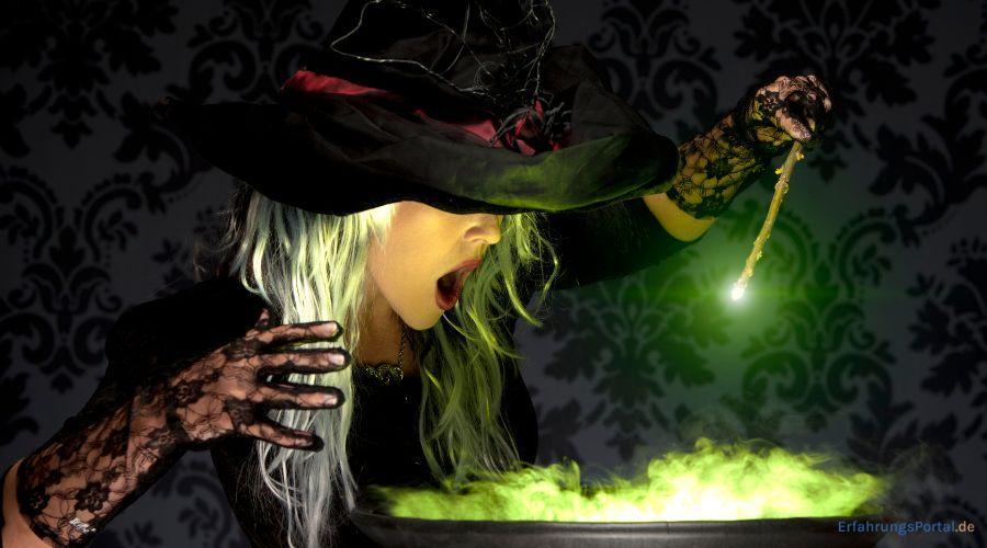 verkleidete Frau als Hexe zu Halloween