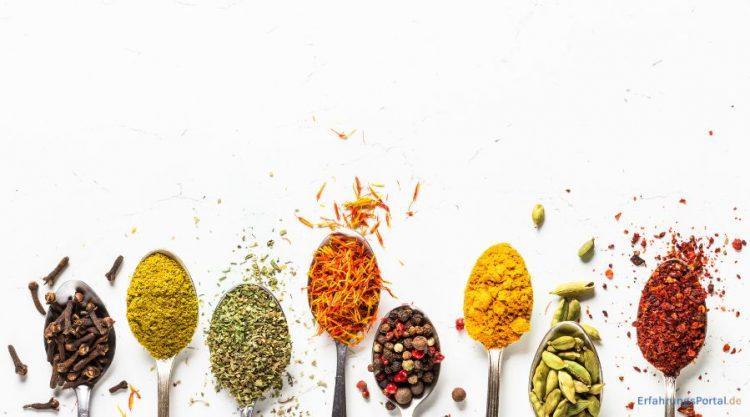 Gewürze auf Löffeln