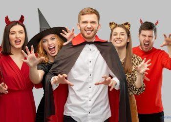 verkleidete Freundesgruppe